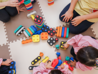 Come scegliere giochi educativi e materiali creativi